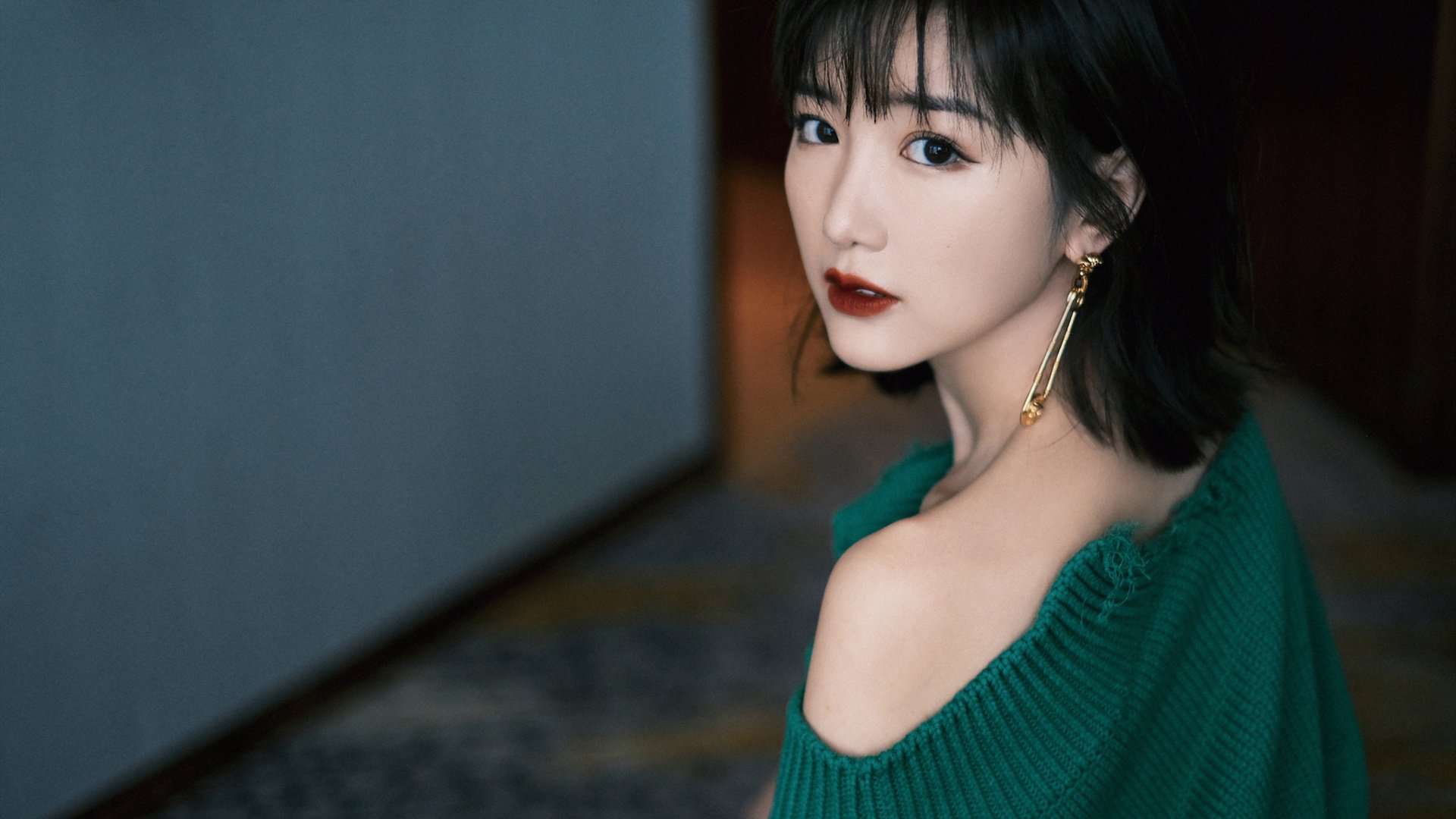 日本女泳队自由泳划频稳定，节奏精准，日本全浸自由泳